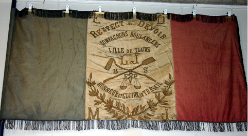 drapeau-des-compagnons-boulangers-du-devoir-de-la-cayenne-de-tours-de-1896-a-1958