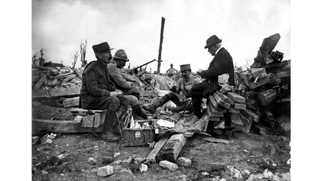 le-president-georges-clemenceau-mangeant-avec-des-soldats-francais-dans-les-tranchees-pres-de-maurepas-somme-en-1917_slide_full